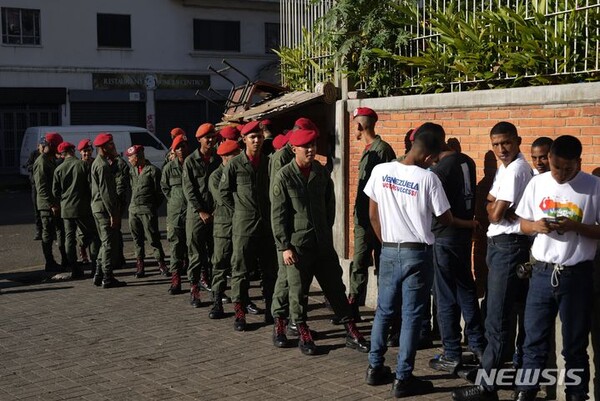 12월 3일 실시된 베네수엘라의 가이아나와의 영토 분쟁에 대한 국민투표에서 참가율이 저조한데다 투표소마다 대기 줄에는 군인들만이 대거 참여하고 있는 모습이 보였다. (출처: 뉴시스)