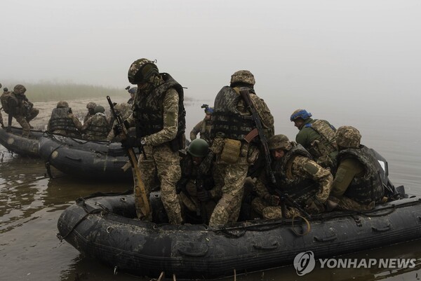 드니프로강 둑에서 작전 중인 우크라이나군. (출처: 연합뉴스)