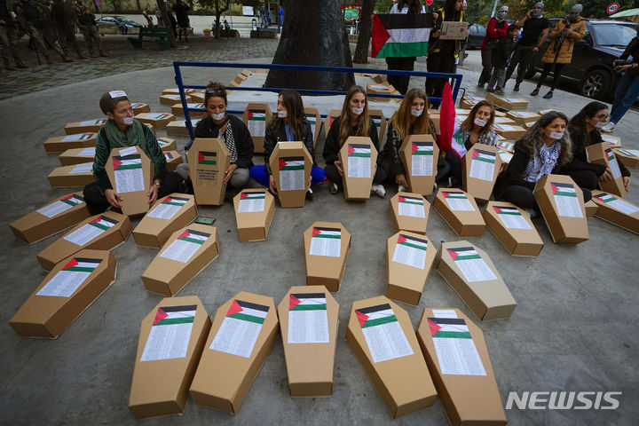 8일 레바논 베이루트 주재 프랑스 대사관 근처에서 가자지구 전쟁 종식과 즉각적인 휴전을 촉구하는 시위가 열린 가운데 시위대가 모형으로 만든 관에 희생자들의 이름을 붙여놨다. (출처: 뉴시스)