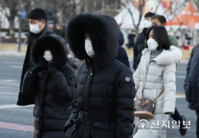 [천지일보=남승우 기자] 서울 종로구 광화문네거리에서 두꺼운 옷을 입은 시민들이 출근길을 재촉하고 있다. ⓒ천지일보DB