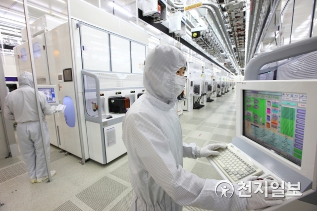삼성전자 반도체 생산현장에서 직원들이 시스템을 점검하는 모습. ⓒ천지일보DB(기사 내용과 관련 없음)