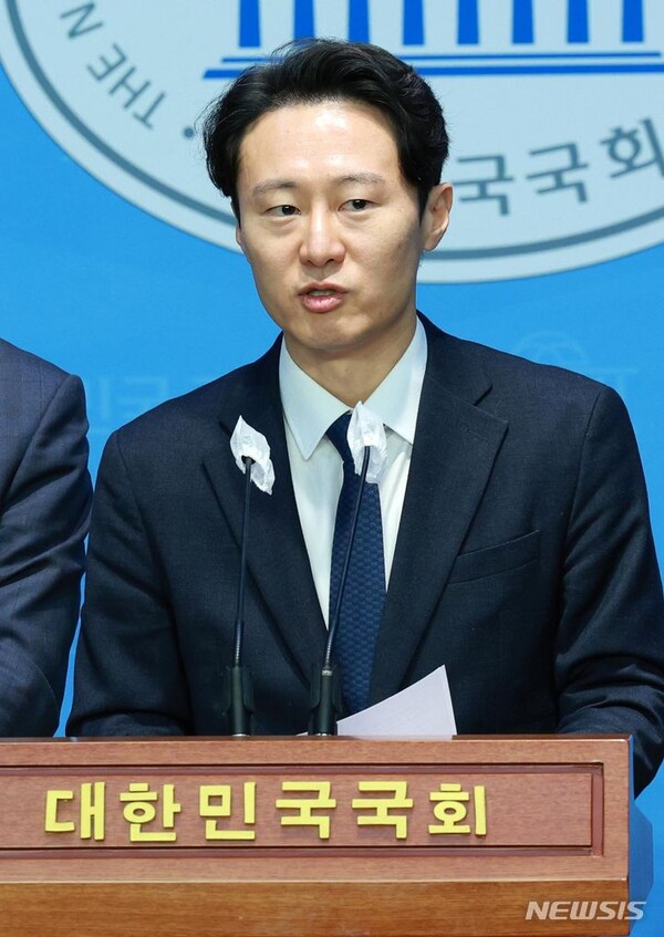 이탄희 더불어민주당 의원이 15일 오전 서울 여의도 국회 소통관에서 '위성정당 방지법' 당론 추진을 촉구하는 기자회견을 하고 있다. (출처: 뉴시스)