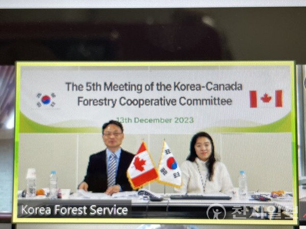 한국측 수석대표 박은식 국제산림협력관(왼쪽)이 개회사를 하고 있다. (제공: 산림청) ⓒ천지일보 2023.12.13.