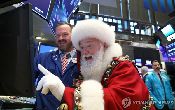 NYSE 입회장에 나타난 산타클로스 (출처: 연합뉴스)