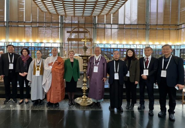 12일(현지시간) 스위스 제네바 에큐메니컬 센터에서 한국 종교계 대표들이 난민 문제 해결을 위한 노력에 동참하겠다고 서약했다. (출처:연합뉴스)