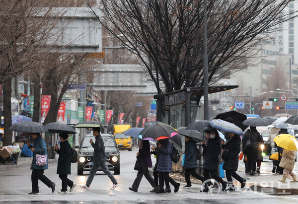 [천지일보=남승우 기자] 겨울비가 내린 14일 서울 시내의 한 거리에서 시민들이 우산을 쓴 시민들이 발걸음을 재촉하고 있다. ⓒ천지일보 2023.12.14.