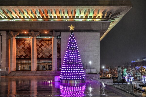 화장품 공병으로 만든 크리스마스 트리 ‘희망의 빛 1332’ 전시. (제공: 아모레퍼시픽)