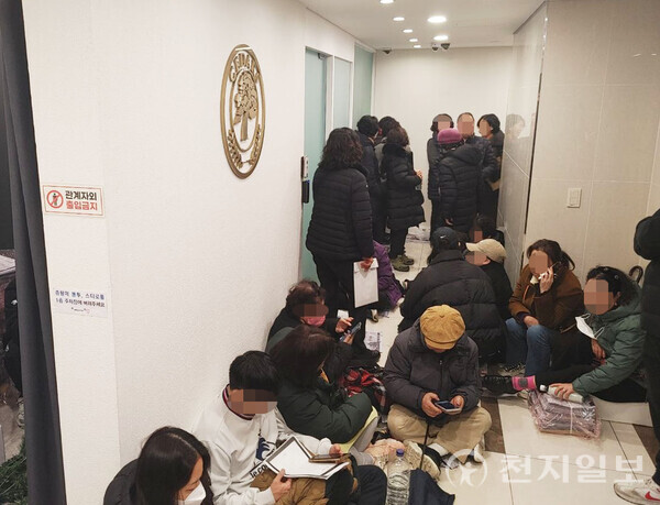 [천지일보=홍보영 기자] 15일 오전 서울 서초구 시더스그룹 본사 문이 굳게 닫힌 가운데 폰지사기 의혹 휴스템코리아 회원들이 환불 받기 위해 시더스그룹 직원이 나타나길 기다리고 있다.ⓒ천지일보 2023.12.17.