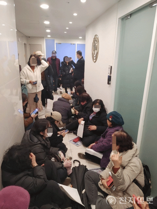 [천지일보=홍보영 기자] 15일 오전 서울 서초구 시더스그룹 본사 문이 굳게 닫힌 가운데 폰지사기 의혹 휴스템코리아 회원들이 환불 받기 위해 시더스그룹 직원이 나타나길 기다리고 있다.ⓒ천지일보 2023.12.17.