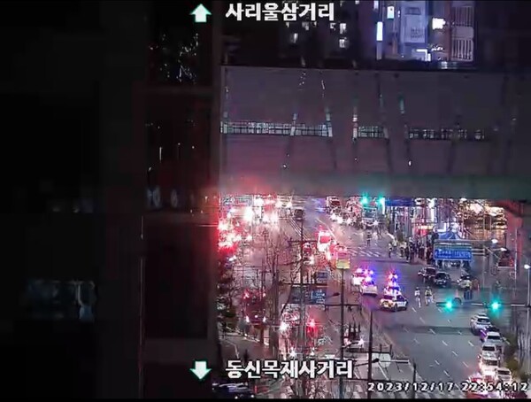 17일 오후 9시 1분께 인천시 남동구 논현동 한 호텔 주차장에서 불이 났다는 신고가 119로 접수돼 대응 2단계를 발령하고 소방당국이 진화작업을 벌이고 있다.