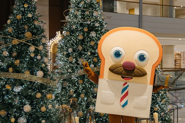 롯데호텔 월드 1층 로비에서 ‘브레드 이발소’ 캐릭터가 크리스마스트리를 배경으로 포토타임을 진행하고 있다. (제공: 롯데호텔앤리조트)