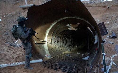 이스라엘군이 가자지구로 들어가는 국경 검문소 인근에서 대형 지하 터널을 찾아냈다. 터널은 콘크리트와 철제 원형 구조물로 이어져 있고 길이 4㎞·폭 3m 정도로 비교적 넓어 차량도 이동할 수 있다고 군 당국은 설명했다. 사진은 이스라엘군이 공개한 국경검문소 인근의 하마스 최대 땅굴 (출처: 연합뉴스)