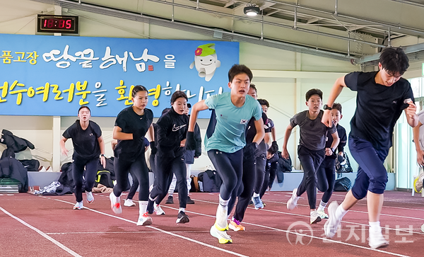 선수들이 해남군 우슬체육공원 실내트레이닝장에서 훈련하고 있다. (제공: 해남군) ⓒ천지일보 2023.12.18.