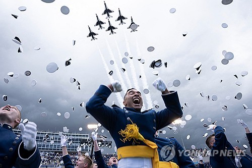 지난 6월 1일 미국 콜로라도주 엘패소 카운티의 공군사관학교에서 졸업식이 열린 가운데 생도들이 자축하고 있다. (출처: 연합뉴스)