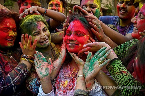 지난 3월 6일 인도 암리차르에 위치한 구루 나낙 데브 대학교에서 유색 가루를 바른 학생들이 힌두교의 봄 축제인 ‘홀리 컬러 축제’를 즐기고 있다. (출처: 연합뉴스)