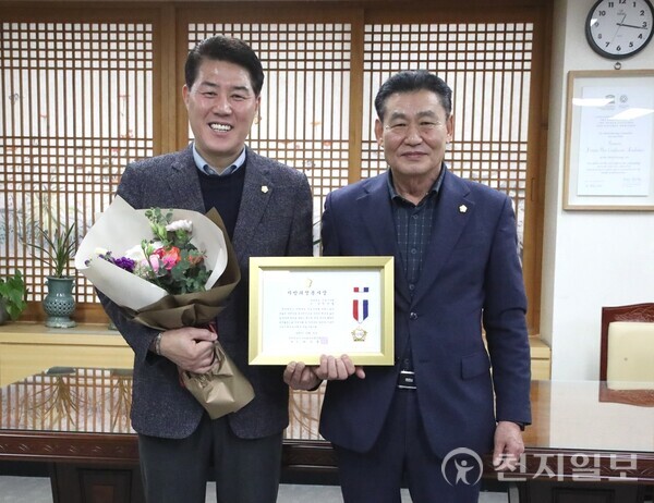 정상철 의원(오른쪽)이 지난 18일 전라북도 시·군의회 의장협의회로부터 지방의정봉사상을 받고 기념사진을 촬영하고 있다. (제공: 정읍시의회) ⓒ천지일보 2023.12.19.