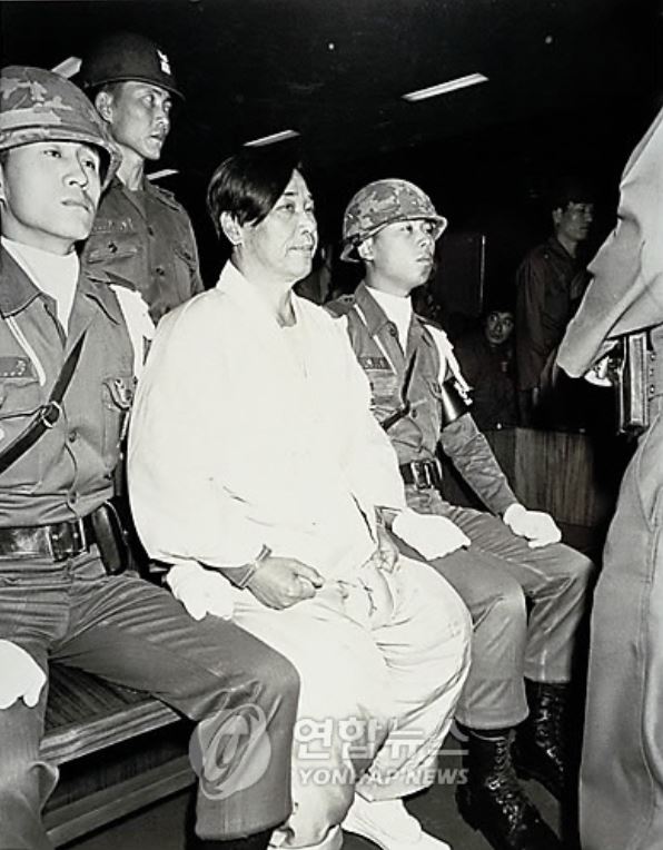 10.26 사건(사태)의 주범 김재규가 군법회의에서 첫 공판이 개정하기를 기다리는 모습.