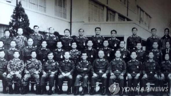 1979년 12월 14일 서울 보안사령부에서 기념촬영한 12.12 주역들의 모습 (출처: 연합뉴스)
