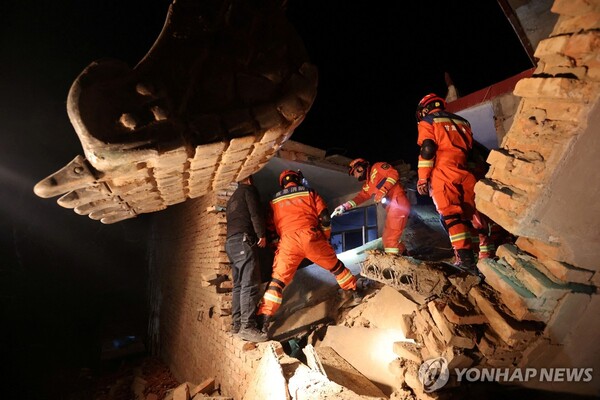 지진 구조 작업 펼치는 中 간쑤성 구조대. (출처: 연합뉴스)