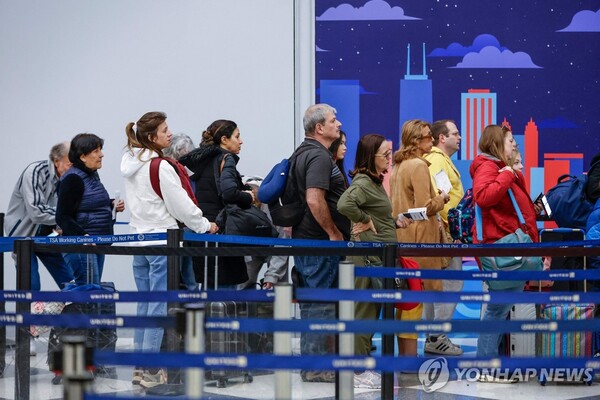 미 국제공항서 보안 검색 기다리는 여행객들 (출처: 연합뉴스)