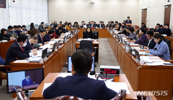 20일 오전 서울 여의도 국회에서 보건복지위원회 전체회의가 열리고 있다. (출처: 뉴시스)