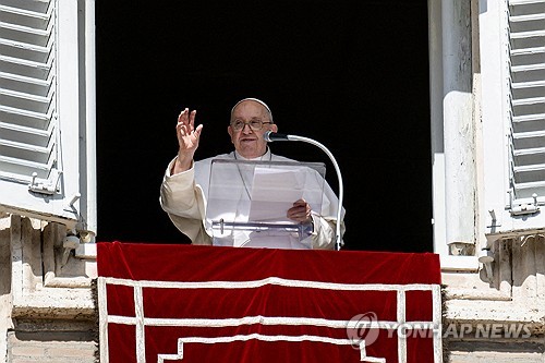 프란치스코 교황이 바티칸 성 베드로 광장에서 집무실 창을 열고 주일 삼종기도를 진행하고 있는 모습. (출처:연합뉴스)
