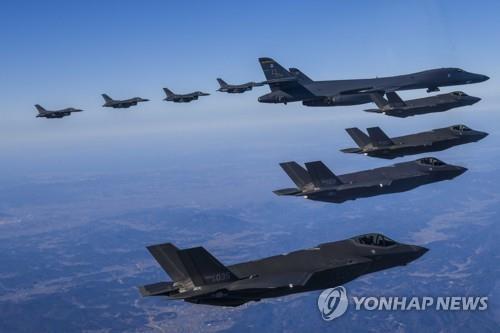 2023년 2월 19일 한국과 미국이 한반도 상공에서 북한의 대륙간탄도미사일(ICBM) 도발에 대응해 미국 전략자산을 동원한 연합공중훈련을 하고 있다. (출처: 연합뉴스)