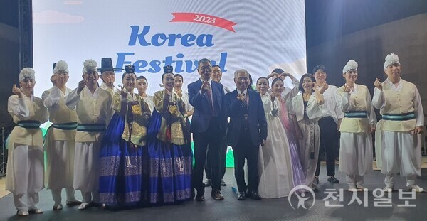 ‘UAE Korea Festival 2023’ 초청공연에 참여한 남원시립국악단&농악단이 손가락 하트를 보이고 있다. (제공: 남원시) ⓒ천지일보 2023.12.20.