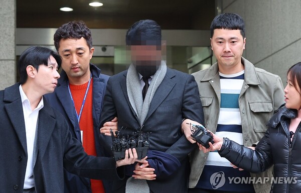 이선균 관련 마약 제공 혐의를 받는 강남 현직 의사가 영장 심사를 받을 당시. (출처: 연합뉴스)