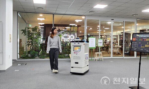 세종시립도서관은 22일부터 도서 검색부터 이용 안내, 대출까지 모두 가능한 스마트 로봇을 시범 운영한다. 사진은 도서 운반 로봇.  (제공: 세종시) ⓒ천지일보 2023.12.21.