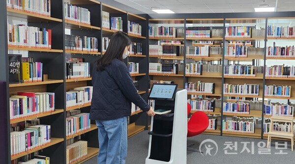 세종시립도서관은 22일부터 도서 검색부터 이용 안내, 대출까지 모두 가능한 스마트 로봇(사진)을 시범 운영한다. (제공: 세종시) ⓒ천지일보 2023.12.21.