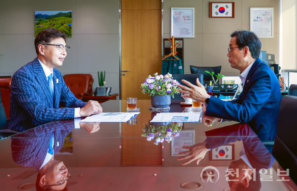 김철우 보성군수(왼쪽)가 지난 7월 한훈 농식품부 차관을 만나 회담하고 있다. (제공: 보성군) ⓒ천지일보 2023.12.21.