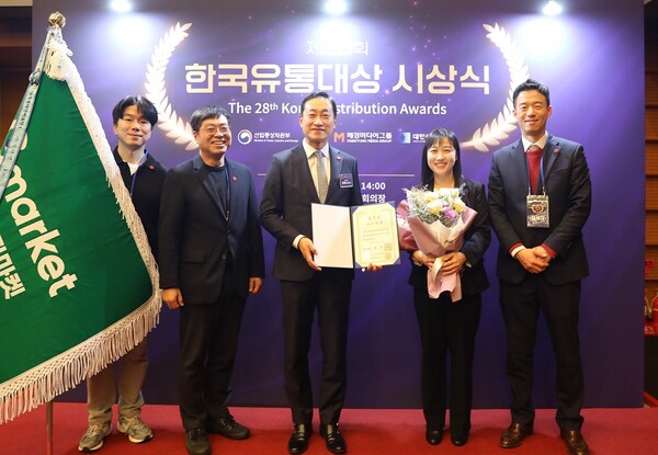 전항일 지마켓 대표이사(가운데)가 지난 21일 대한상공회의소에서 열린 ‘한국유통대상’에서 국무총리상을 수상한 후 기념촬영을 하고 있다. (제공: G마켓)