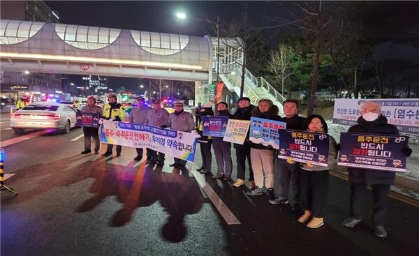 천안서북경찰서가 21일 저녁시간대 천안 서북구 중심도로인 번영로 일대에서 음주운전 단속과 캠페인을 펼치고 있다. (제공: 천안서북경찰서) ⓒ천지일보 2023.12.22.
