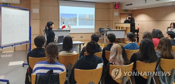 프랑스 파리의 클로드 모네고에서 학생들이 한국어 수업을 듣고 있다. 기사 내용과 무관함. (출처: 연합뉴스)