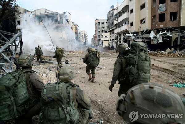 이스라엘군은 18일(현지시간) 팔레스타인 가자지구에서 작전 중인 병사들의 사진을 공개했다. 이스라엘은 현재 가자지구 북부를 거의 장악한 데 이어 남부 주요 도시에서도 지상 작전을 벌이고 있다. (출처: 연합뉴스)