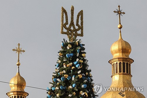 사진은 ‘12월 25일 성탄절’ 준비하는 우크라이나 (출처: 로이터통신, 연합뉴스)