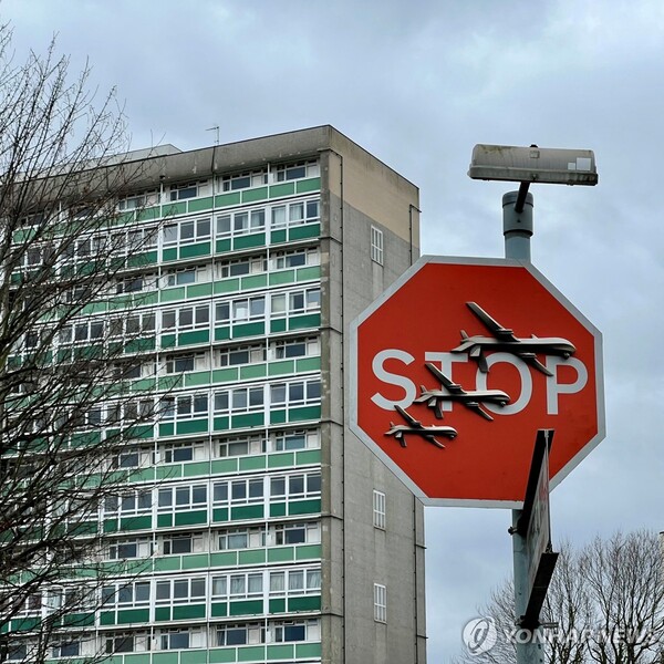 영국 런던에 등장한 거리 예술가 뱅크시의 그림 (출처: 로이터통신, 연합뉴스)