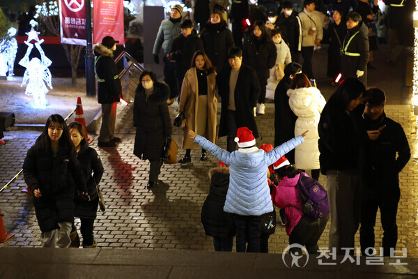 [천지일보=남승우 기자] 크리스마스이브인 24일 저녁 서울 중구 명동성당을 찾은 시민들이 사진을 찍고 있다. ⓒ천지일보 2023.12.25.