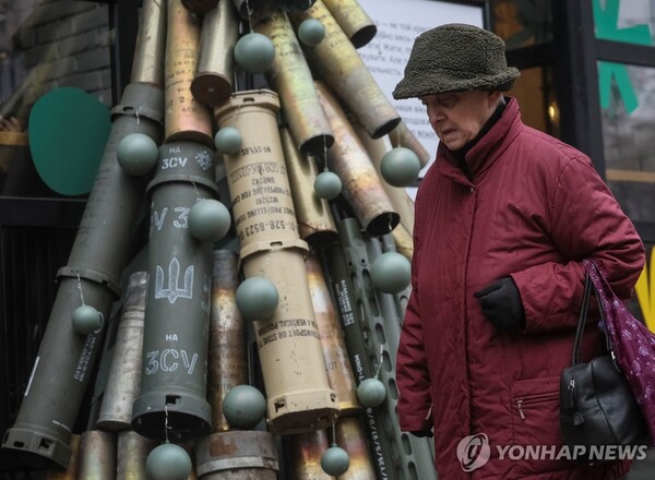 포탄피로 만든 키이우의 크리스마스 트리 (출처: 로이터통신, 연합뉴스)