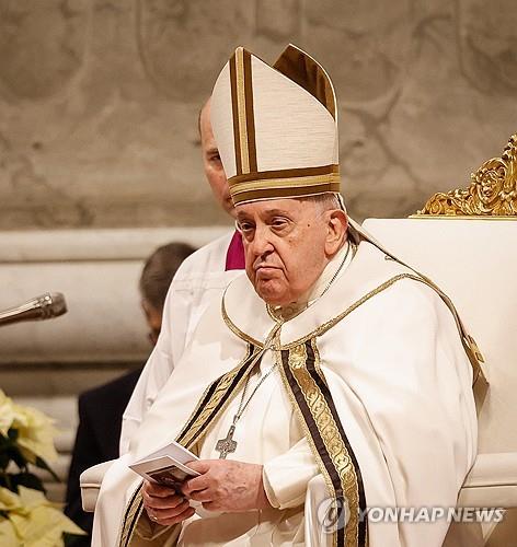 성탄 전야 미사 집전하는 프란치스코 교황. (출처: EPA 연합뉴스)