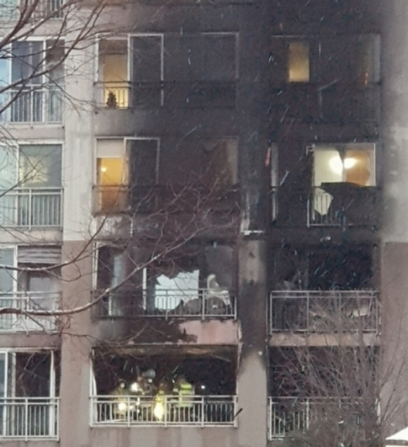 25일 오전 4시 58분쯤 서울 도봉구 방학동에 있는 고층 아파트에서 불이 나 2명이 숨졌다. (출처: 연합뉴스)