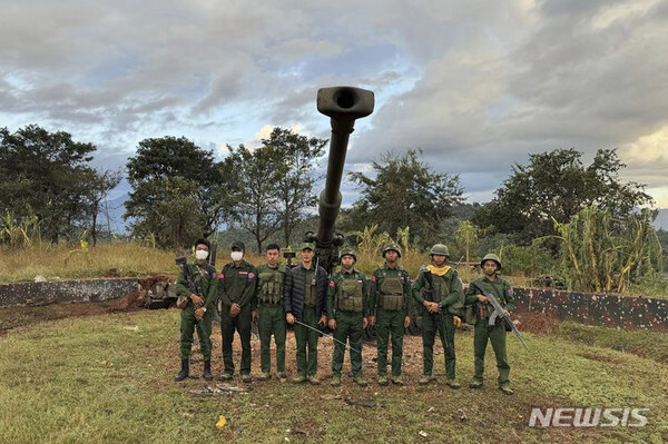 지난 11월 24일 미얀마 샨 주의 한 육군 전초기지를 탈환한 소수민족 무장단체 대원들이 기념사진을 찍고 있다. (출처: 뉴시스)