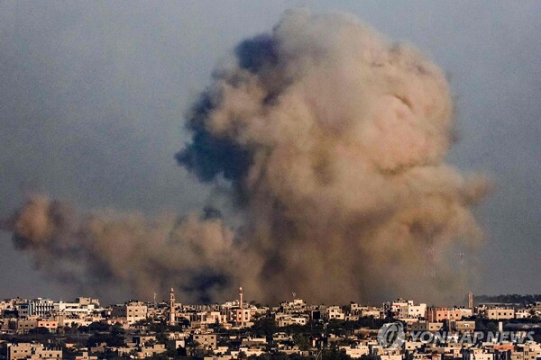 이스라엘군의 폭격 이후 검은 연기가 치솟는 가자지구 남부 칸 유니스. (연합뉴스)