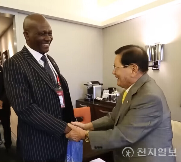 이만희 대표가 HWPL의 초청을 받아 한국을 찾은 마사콰이 차관을 환대하고 있다. (제공: HWPL) ⓒ천지일보 2023.12.27.