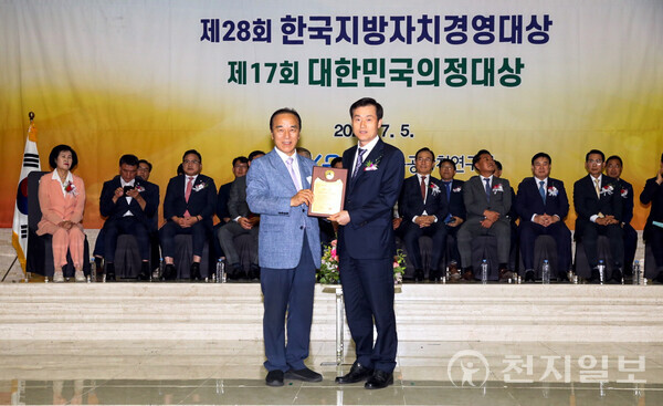 지난 7월 열린 ‘제28회 한국지방자치경영대상’에서 김차진 해남군 부군수(오른쪽)가 수상 기념사진을 찍고 있다. (제공: 해남군) ⓒ천지일보 2023.12.27.