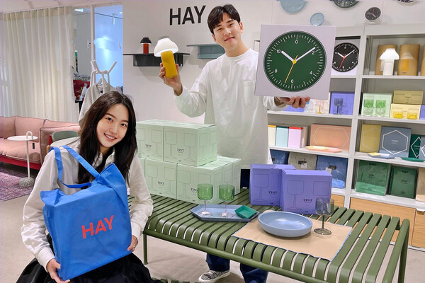 모델들이 갤러리아백화점 서울 명품관에서 헤이 팝업스토어 제품을 선보이고 있다. (제공: 한화갤러리아)