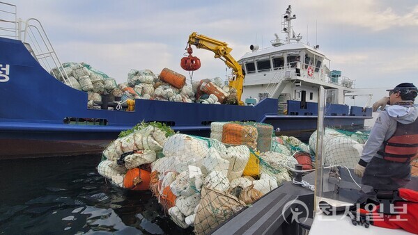 경상남도가 28일 올해 해양쓰레기 수거량 1만 2444톤을 수거했다고 밝혔다. (제공: 경남도)ⓒ천지일보 2023.12.28.