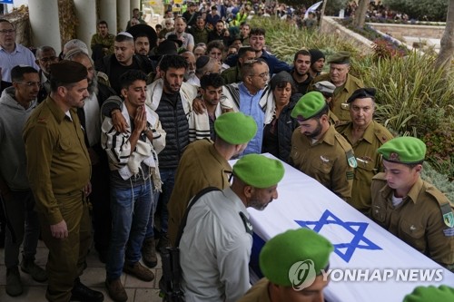 이스라엘 군인들이 지난 21일(현지시간) 이스라엘 모디인에서 국기로 덮인 동료의 관을 운구하는 가운데 고인의 가족과 친구들이 뒤따르고 있다. (출처: AP, 연합뉴스)