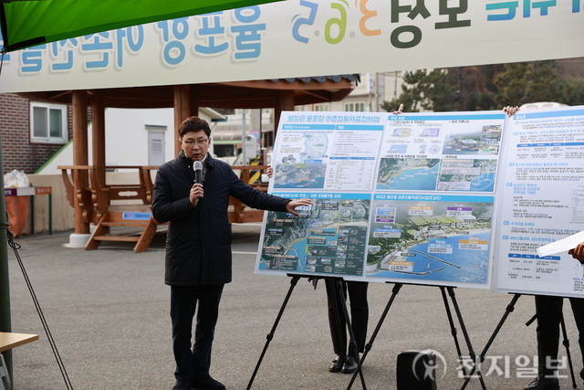 김철우 보성군수가 율포항에서 어촌신활력증진사업에 대해서 설명하고 있다. (제공: 보성군) ⓒ천지일보 2023.12.28